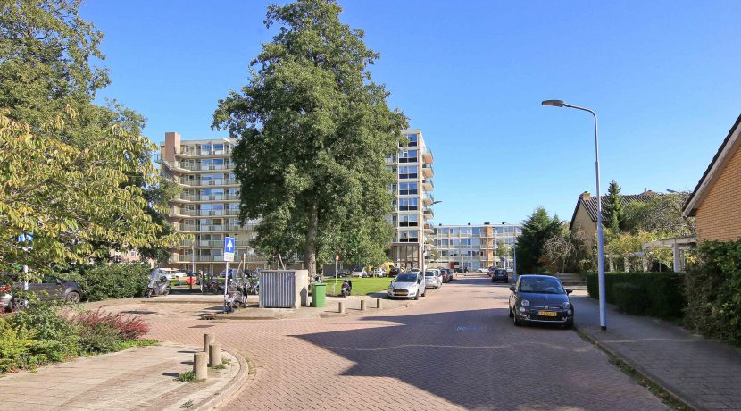 Ruim te moderniseren driekamer appartement op de 2e etage met lift en vrij uitzicht @Badhoevedorp-Centrum Einsteinlaan 21 Foto 27 straatbeeld 01d