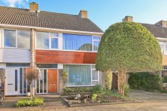 Uitgebouwde 2-1 kap @Badhoevedorp Voltastraat 14 Foto 01 gevel 01a