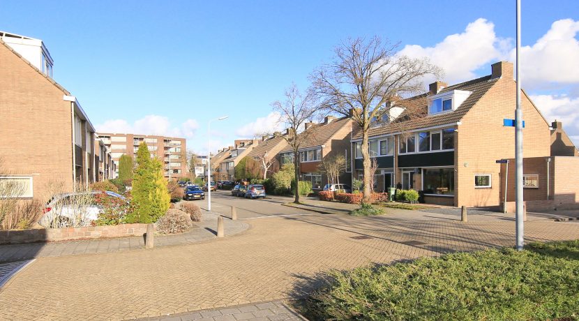 Uitgebouwde 2-1 kap @Badhoevedorp Voltastraat 14 Foto 14 straatbeeld 01a