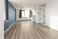 Gemoderniseerd hoekappartement @Badhoevedrp Sloterweg 121-b Foto 10 woonkamer 01b