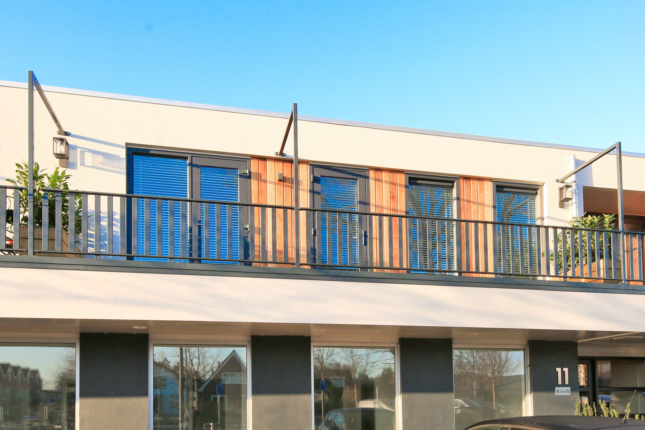 Te Huur! Luxe appartement op de 1e etage met balkon en vrij uitzicht @Nieuw-Vennep centrum Schoolstraat 11-b