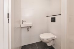 Luxe begane grond appartement@Nieuw-Vennep Schoolstraat 11 Foto 17 Toilet 01a