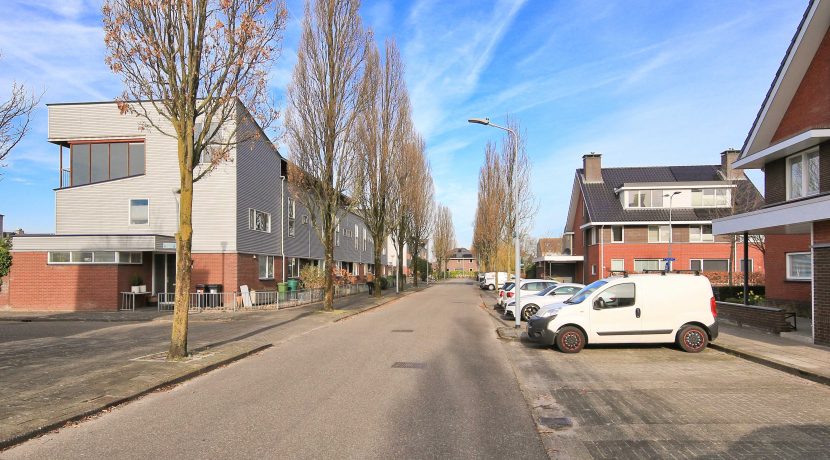 Ruime en lichte familiewoning @Badhoevedorp Orchideelaan 180 Foto 12 straatbeeld 01a