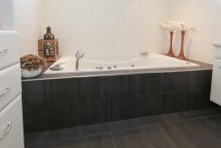 Ruime en lichte familiewoning @Badhoevedorp Orchideelaan 180 Foto 28 badkamer 01d