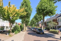 02 Charmante, jaren-30 middenwoning - straatbeeld 01a