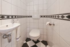 06 Charmante, jaren-30 middenwoning - toilet