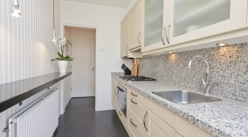 27 Charmante, jaren-30 middenwoning - keuken 01b