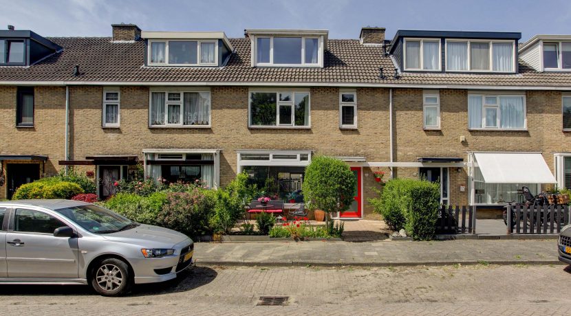 Maximaal uitgebouwde middenwoning @Badhoevedorp Egelantierstraat 22 Foto 01 Gevel 01a