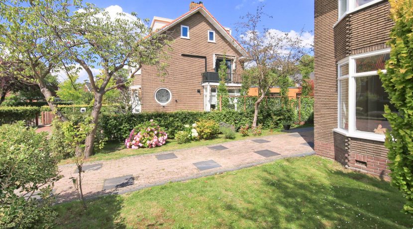 42 Hoekwoning Nachtegaalstraat 22 foto 01a voortuin