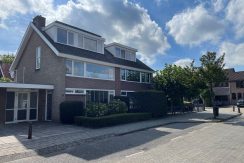 Stijlvol en hoogwaardig verbouwde 2onder1-kap @Badhoevedorp Ampèrestraat 46 Foto 01 gevel 01a