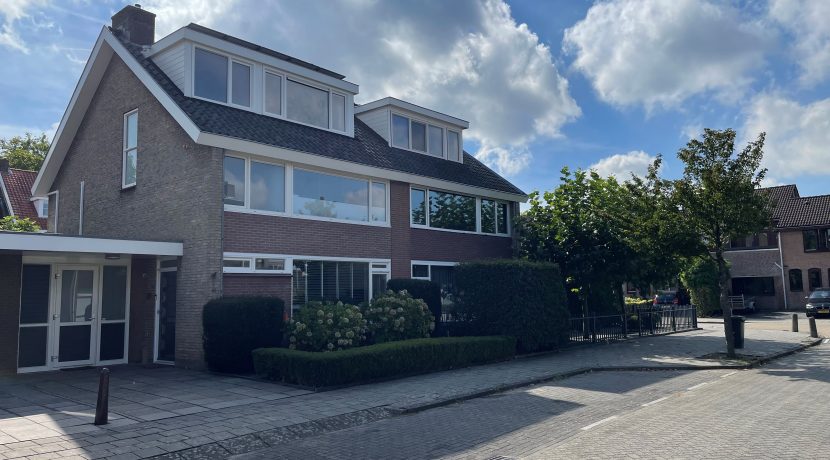 Stijlvol en hoogwaardig verbouwde 2onder1-kap @Badhoevedorp Ampèrestraat 46 Foto 01 gevel 01a