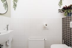 Stijlvol en hoogwaardig verbouwde 2onder1-kap @Badhoevedorp Ampèrestraat 46 Foto 22 toilet 01a