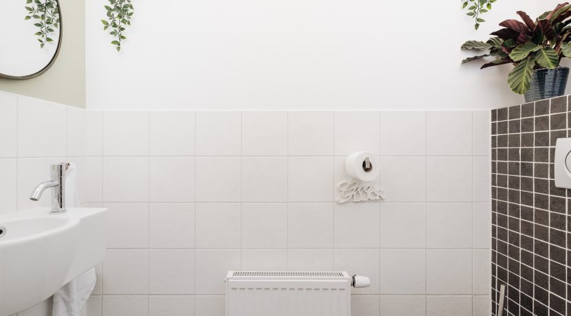 Stijlvol en hoogwaardig verbouwde 2onder1-kap @Badhoevedorp Ampèrestraat 46 Foto 22 toilet 01a