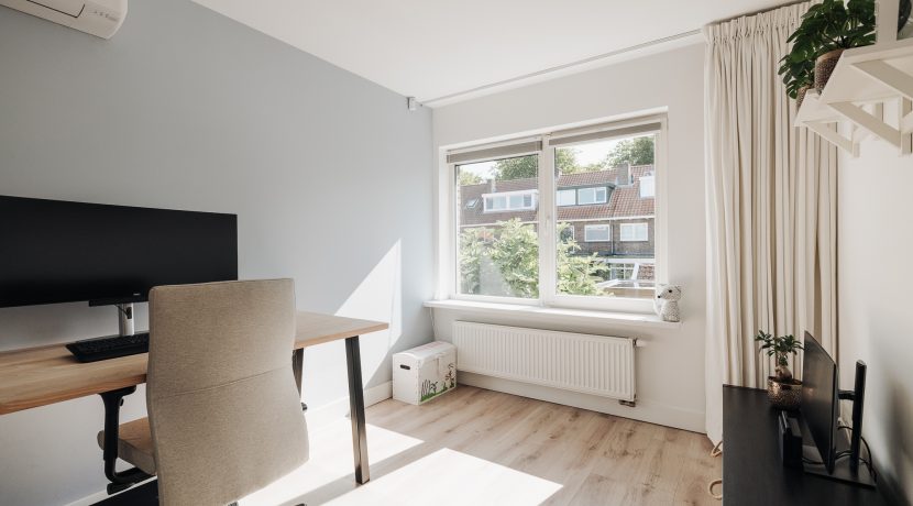 Stijlvol en hoogwaardig verbouwde 2onder1-kap @Badhoevedorp Ampèrestraat 46 Foto 27 slaapkamer 02a
