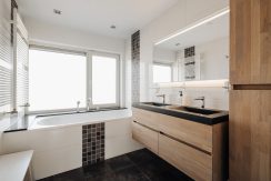 Stijlvol en hoogwaardig verbouwde 2onder1-kap @Badhoevedorp Ampèrestraat 46 Foto 28 badkamer 02a