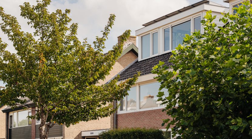 Stijlvol en hoogwaardig verbouwde 2onder1-kap @Badhoevedorp Ampèrestraat 46 Foto 39 gevel 01c