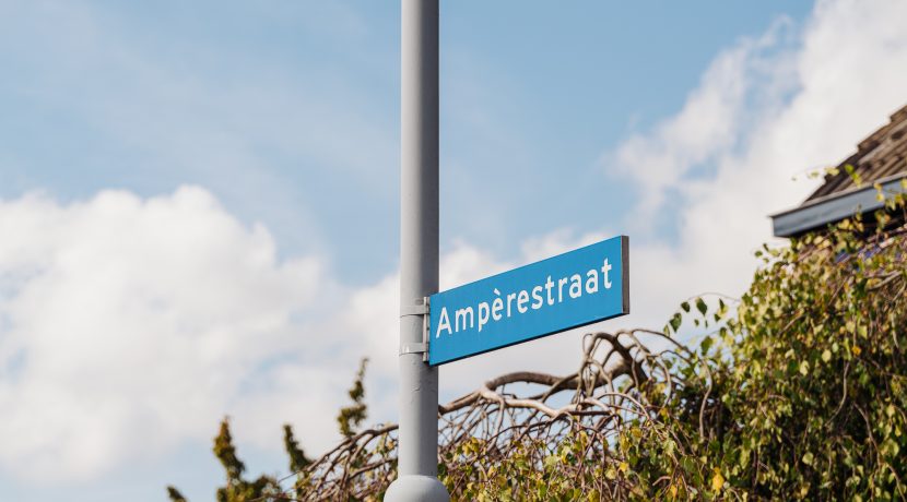 Stijlvol en hoogwaardig verbouwde 2onder1-kap @Badhoevedorp Ampèrestraat 46 Foto 40 gevel 01d