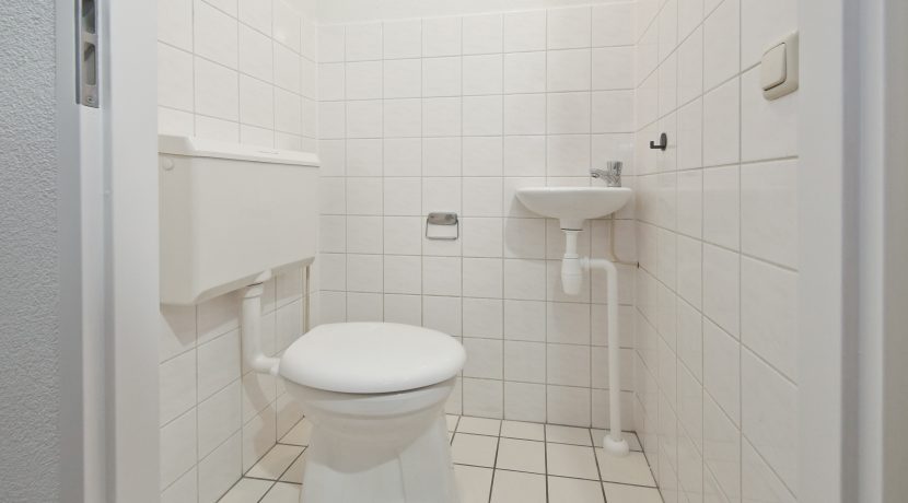 Licht familiehuis @Amsterdam Beverenstraat 18 foto 20 toilet 01a