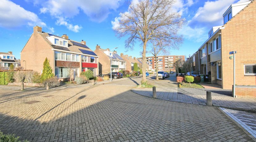 Lichte woning @Badhoevedorp Voltastraat 7 foto 15 straatbeeld 01a