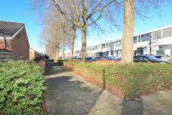 Huurappartement @Badhoevedorp Jan van Gentstraat 96 foto 09 straatbeeld 01a