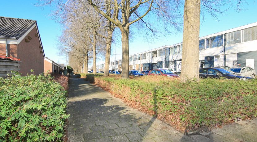 Huurappartement @Badhoevedorp Jan van Gentstraat 96 foto 09 straatbeeld 01a