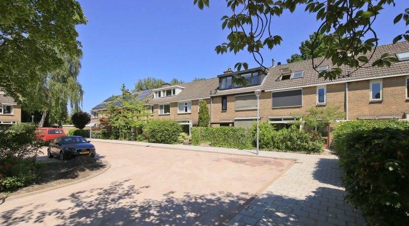 Rustig gelegen familiewoning @Badhoevedorp Dellaertlaan 60 Foto 49 Straatbeeld 01a