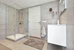Goed verbouwde karakteristieke 2 o 1 kap in landelijk Lijnden Foto 10 Badkamer 01a