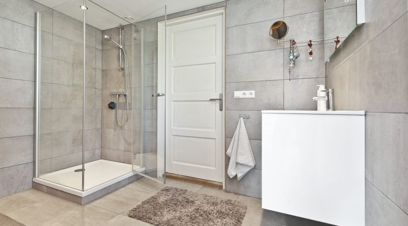 Goed verbouwde karakteristieke 2 o 1 kap in landelijk Lijnden Foto 10 Badkamer 01a