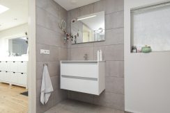 Goed verbouwde karakteristieke 2 o 1 kap in landelijk Lijnden Foto 35 Badkamer 01c