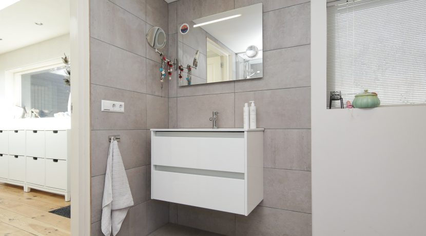 Goed verbouwde karakteristieke 2 o 1 kap in landelijk Lijnden Foto 35 Badkamer 01c