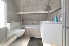 Goed verbouwde karakteristieke 2 o 1 kap in landelijk Lijnden Foto 50 Badkamer 02b