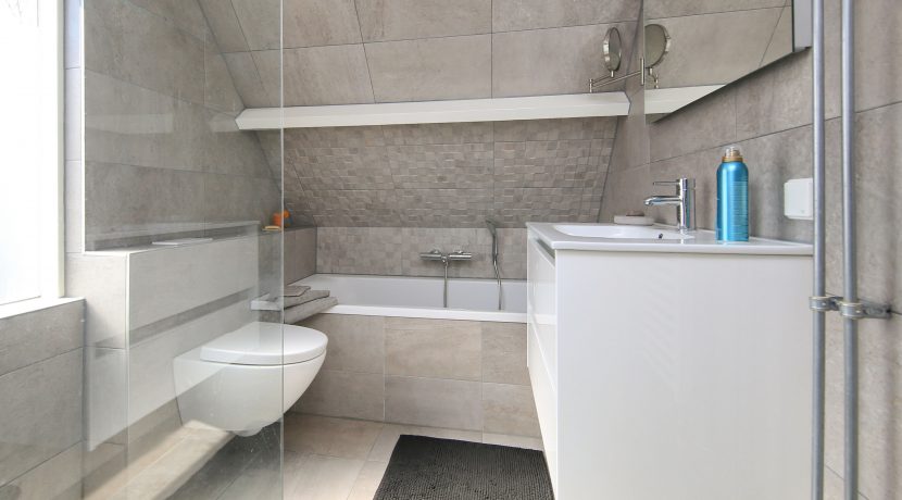 Goed verbouwde karakteristieke 2 o 1 kap in landelijk Lijnden Foto 50 Badkamer 02b