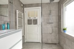 Goed verbouwde karakteristieke 2 o 1 kap in landelijk Lijnden Foto 51 Badkamer 02c