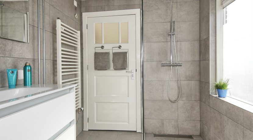 Goed verbouwde karakteristieke 2 o 1 kap in landelijk Lijnden Foto 51 Badkamer 02c