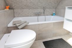 Goed verbouwde karakteristieke 2 o 1 kap in landelijk Lijnden Foto 52 Badkamer 02d