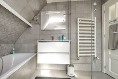 Goed verbouwde karakteristieke 2 o 1 kap in landelijk Lijnden Foto 53 Badkamer 02e