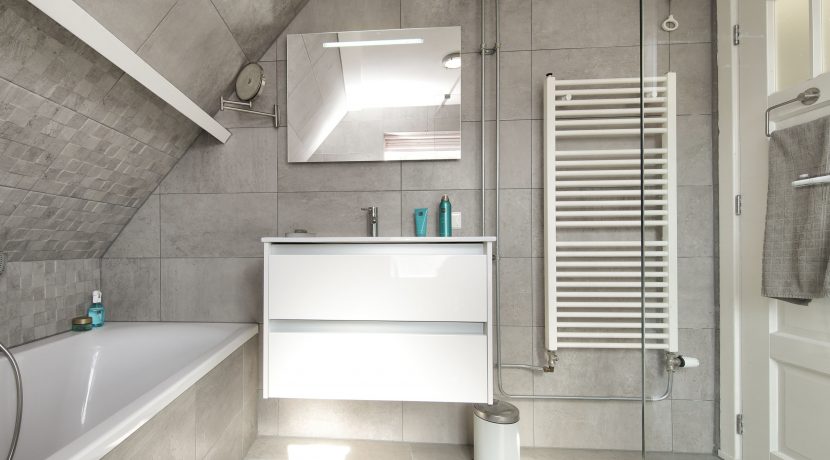 Goed verbouwde karakteristieke 2 o 1 kap in landelijk Lijnden Foto 53 Badkamer 02e