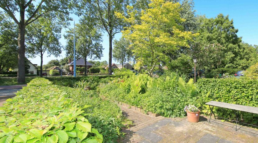Goed verbouwde karakteristieke 2 o 1 kap in landelijk Lijnden Foto 57 Voortuin 01b