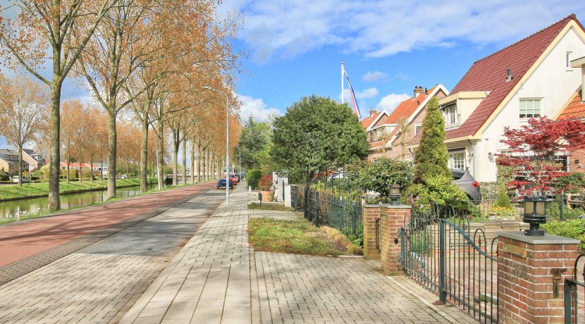 Goed verbouwde karakteristieke 2 o 1 kap in landelijk Lijnden Foto 63 Straatbeeld 01c