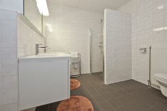 Groot begane grond appartement @Badhoevedorp Franklinstraat 51 foto 10 badkamer 01a