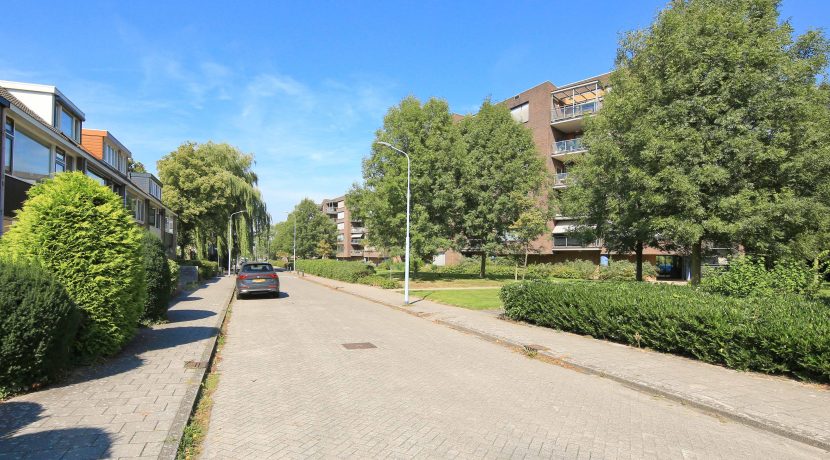 Groot begane grond appartement @Badhoevedorp Franklinstraat 51 foto 14 straatbeeld 01a