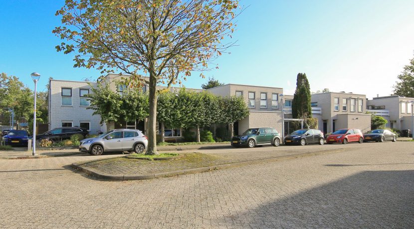 Moderne semibungalow @Badhoevedorp Robert Kochstraat 13 foto 47 straatbeeld 02a