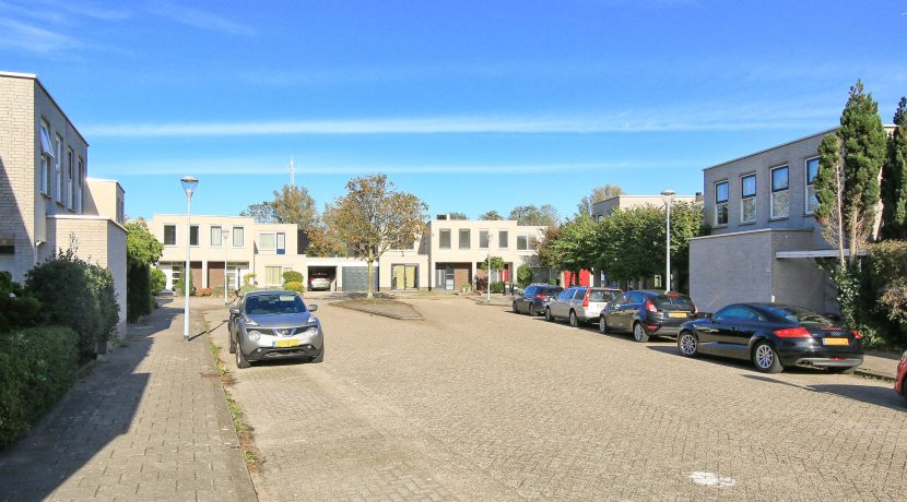 Moderne semibungalow @Badhoevedorp Robert Kochstraat 13 foto 49 straatbeeld 02b