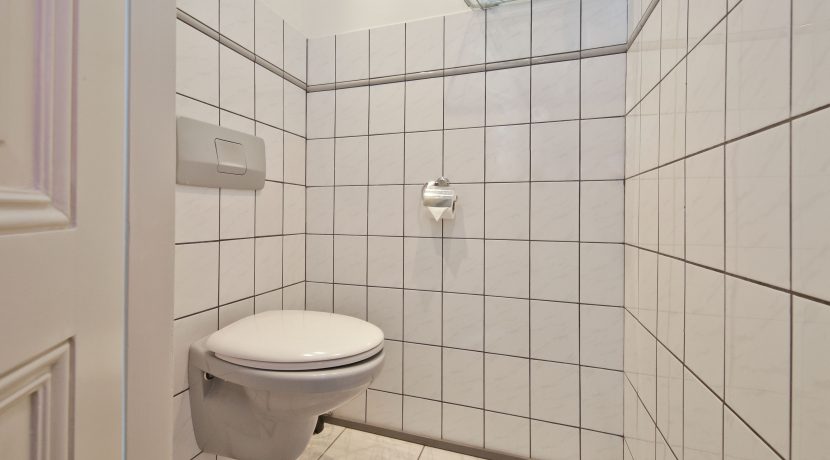 Rustig gelegen woning @Badhoevedorp Nieuwemeerdijk 115 foto 27a toilet 01a