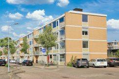 Modern driekamerappartement op de bovenste etage in centrum @Badhoevedorp Marconistraat 74 foto 10 straatbeeld 01b