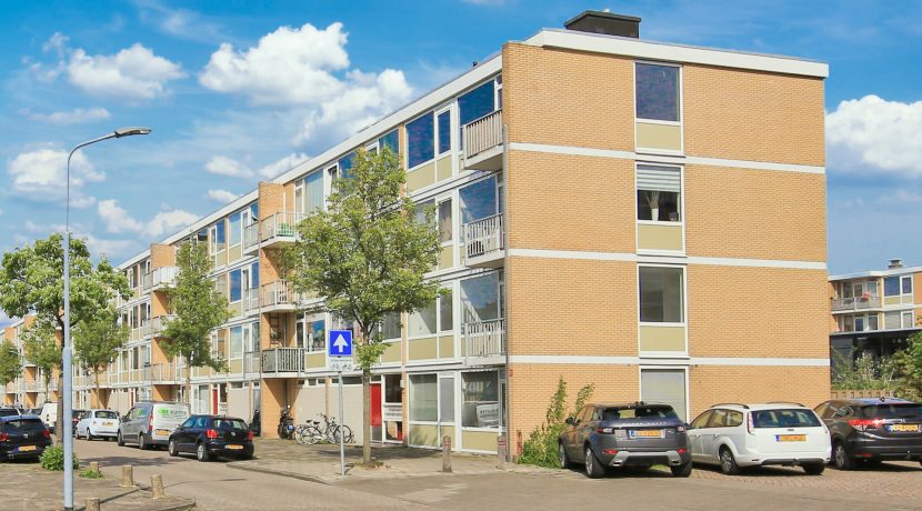 Modern driekamerappartement op de bovenste etage in centrum @Badhoevedorp Marconistraat 74 foto 10 straatbeeld 01b