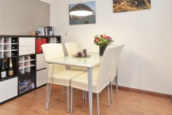 Modern driekamerappartement op de bovenste etage in centrum @Badhoevedorp Marconistraat 74 foto 16 woonkamer 01f