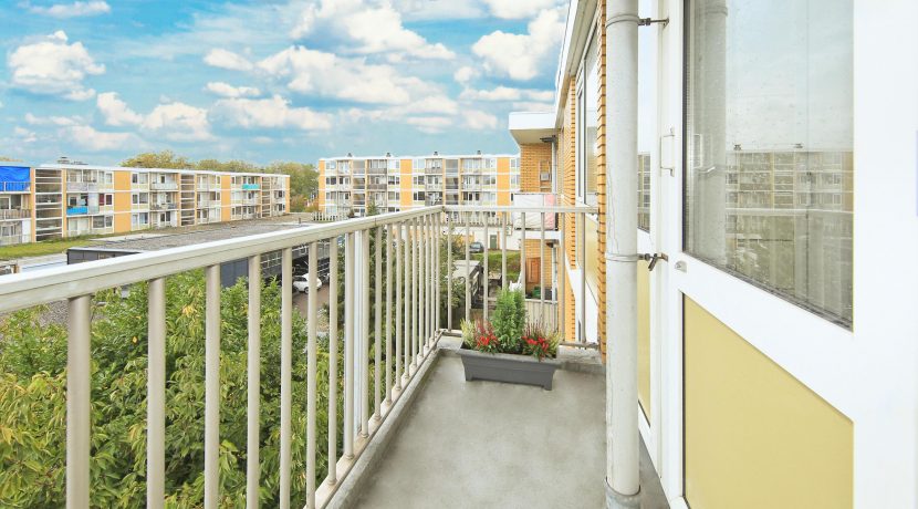 Modern driekamerappartement op de bovenste etage in centrum @Badhoevedorp Marconistraat 74 foto 26 balkon 01a