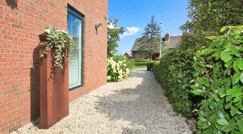 83 Hoofdweg 24 voortuin 01d