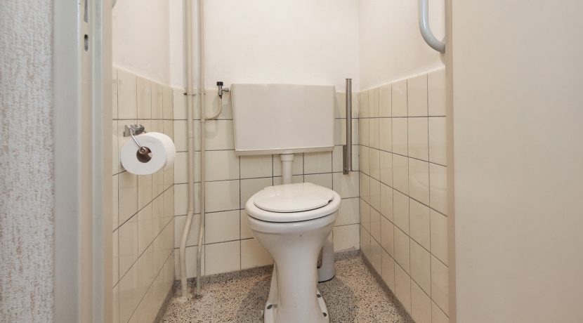 10a Arthur v Schendel 20 Toilet 1a